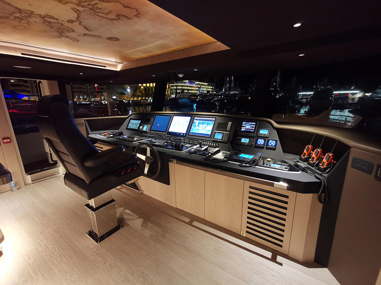 gulf craft majesty 140 bridge cockpit navigation